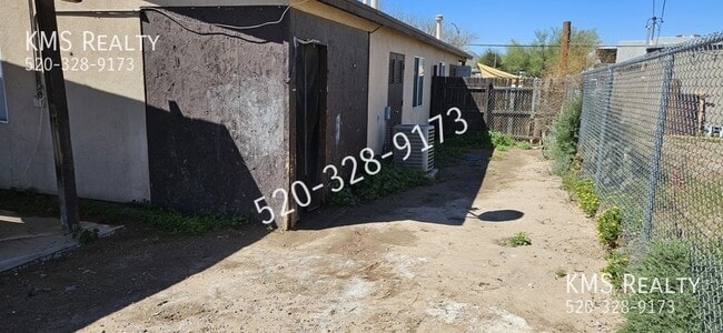 Building Photo - 1616 N Mohave Ave