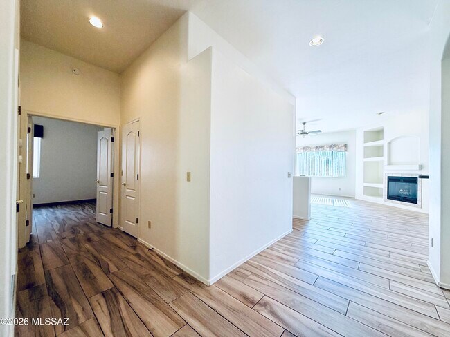 Building Photo - 5206 N Canyon Rise Pl