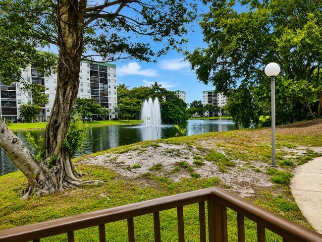 Building Photo - 2226 N Cypress Bend Dr