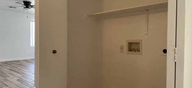 Building Photo - Beautiful 3 bed, 2 bath home in convenient El Mirage neighborhood!