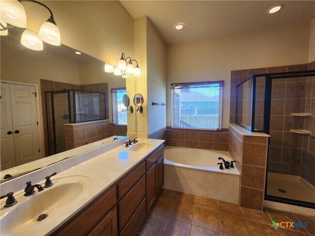 Building Photo - 803 Lodge Creek Dr