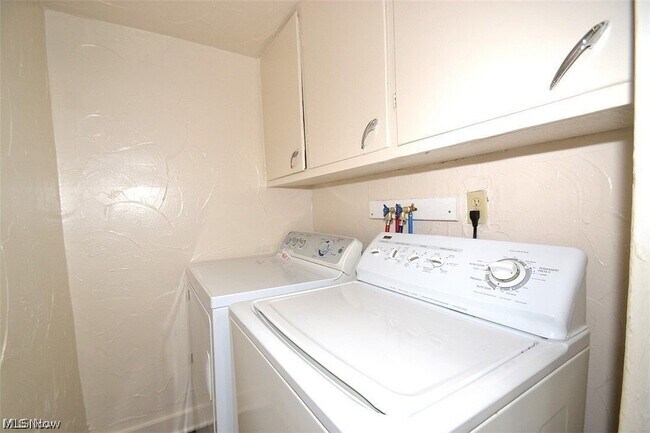 Building Photo - 450 Allyn St