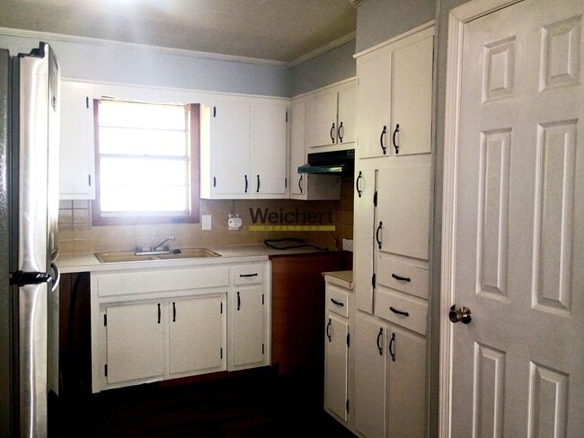 Building Photo - Remodeled 3bed/1bath with fenced backyard