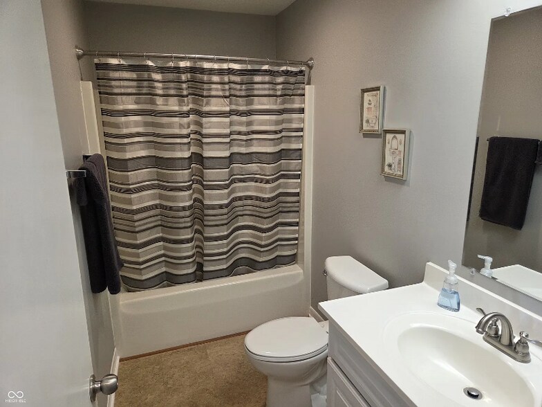 Building Photo - 943 Mockernut Ct