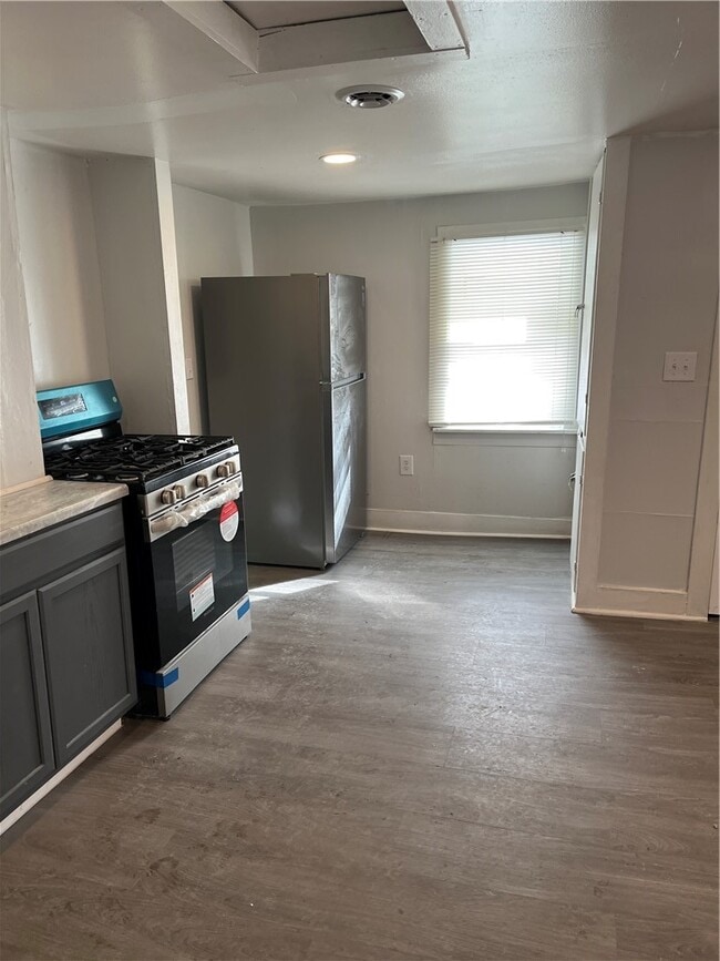 Building Photo - 210 Sullivan St