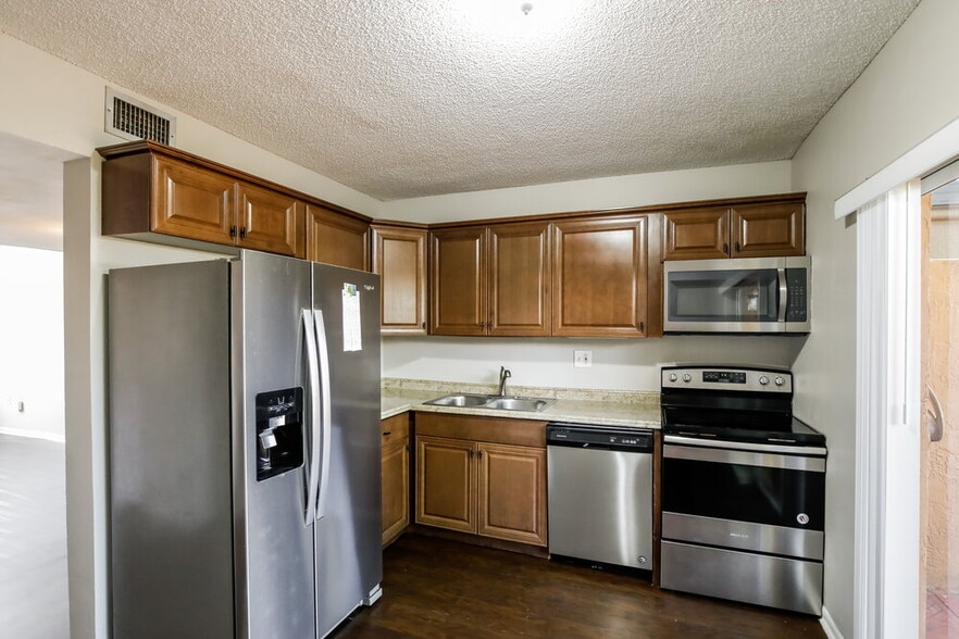 Building Photo - 541 NW 82nd Ct