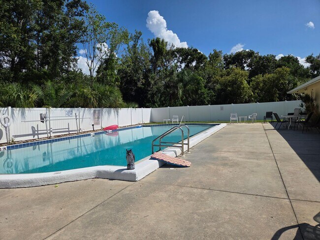 Building Photo - NEW PRICE / N Tamiami Trail / Townhouse