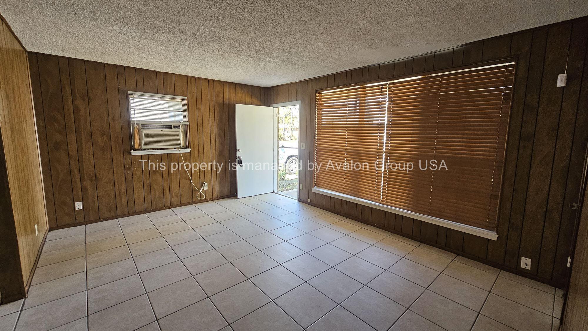 Building Photo - 1560 W 6th St