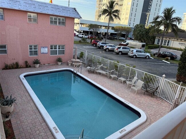 Building Photo - 1450 N Riverside Dr