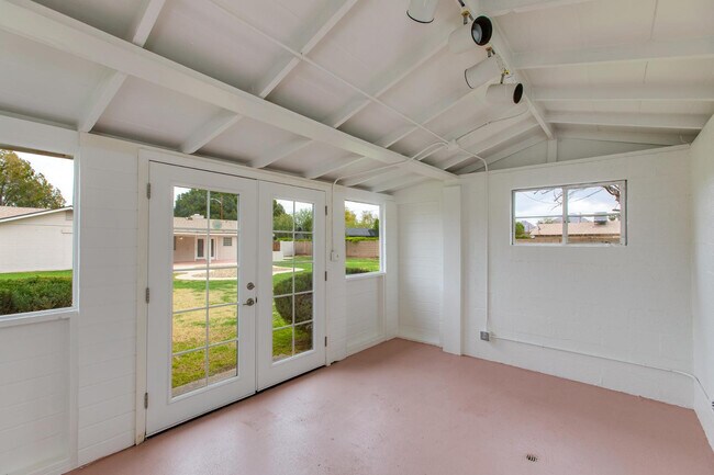 Building Photo - 2917 E Mariposa St