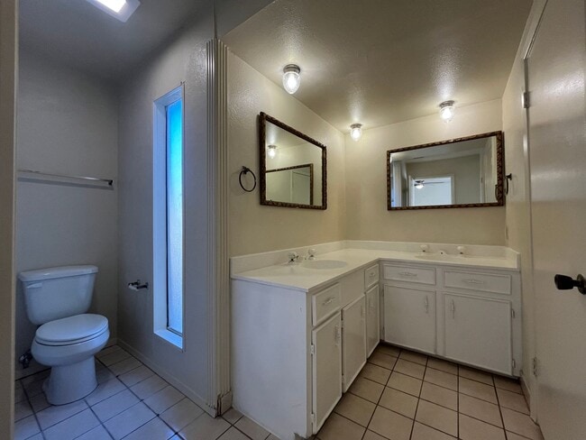 Building Photo - Southside Duplex w/ Two Car Garage