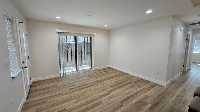 Building Photo - PLACE-NLO8655