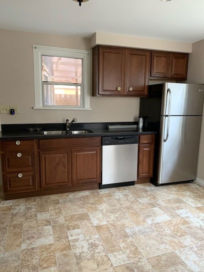 Building Photo - Cute and Cozy Newly Remodeled