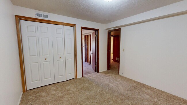 Building Photo - Lake Oswego/ Palisades - Hardwoods, Finished Daylight Basement with Bonus Rooms, Pet Friendly