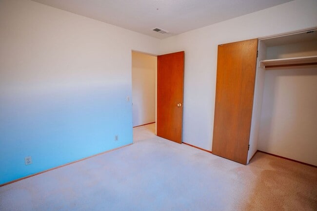 Building Photo - 3BD/2BD Home Located next to the Hospital in Eureka!