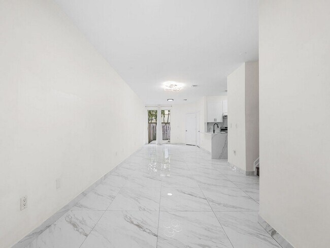 Building Photo - 7923 N Southwood Cir