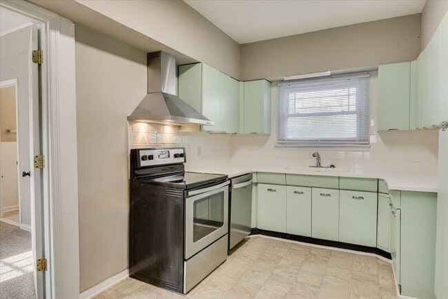 Building Photo - 933 Russell St