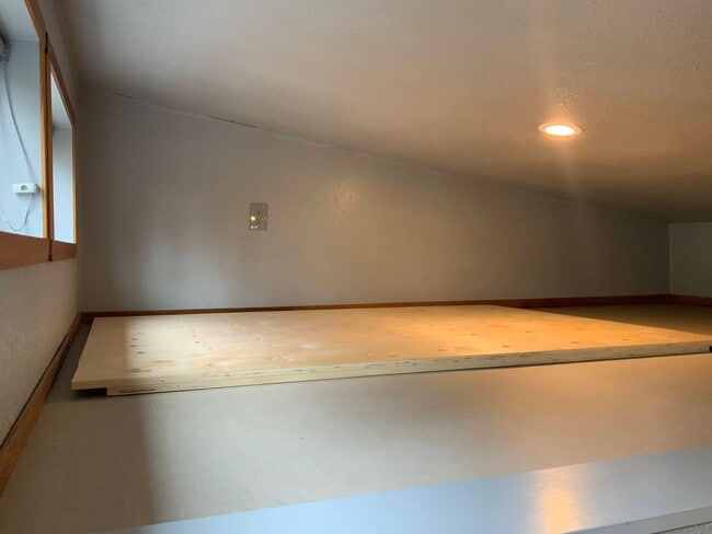 Building Photo - Studio "Tiny Home" in SE Eugene