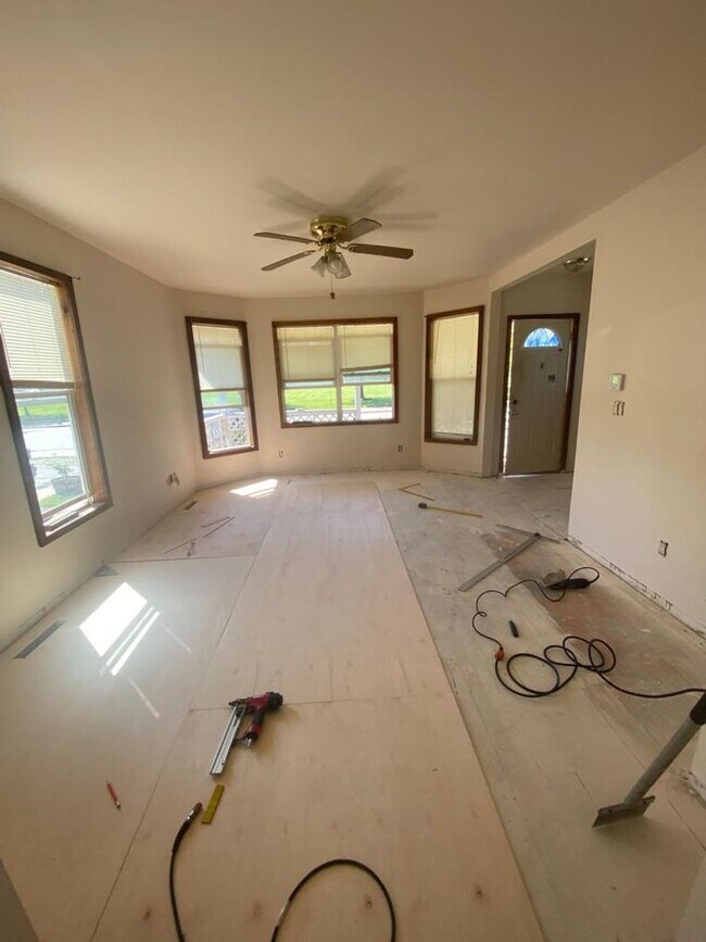 Building Photo - 3 Bed 2 Bath 1600+ sq ft Home for Rent - Appleton