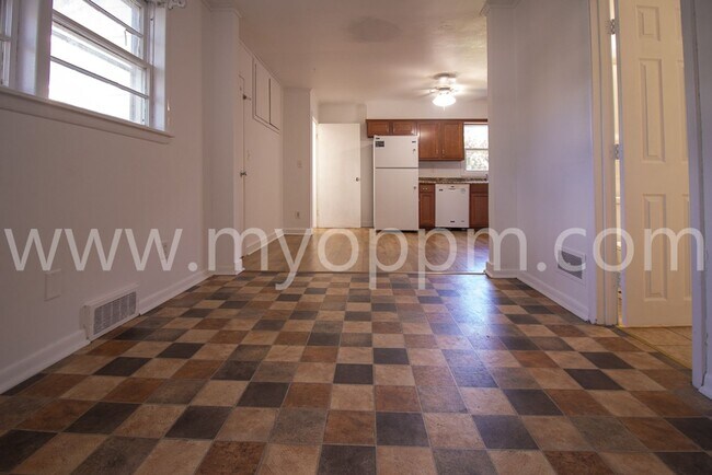 Building Photo - 402 William St