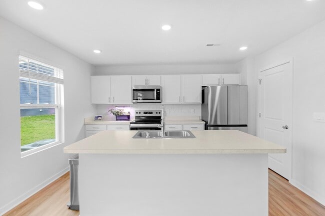 Building Photo - 4949 Sanford Grv Pl
