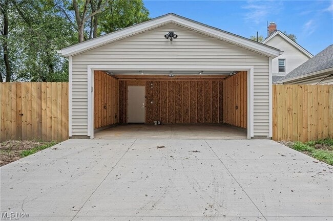 Building Photo - 5905 Pear Ave