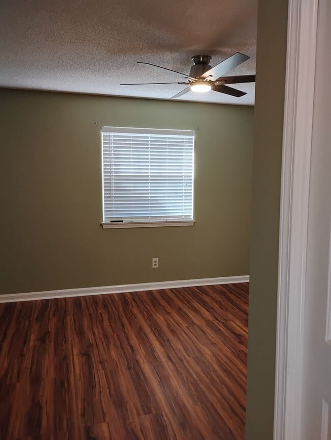 Building Photo - Gleneagles Drive