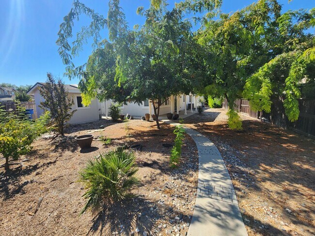 Building Photo - Inviting and Warm 3 Bedroom 2 Bath Home in Newman CA
