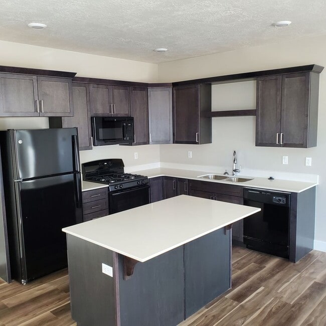 Building Photo - Welcoming 2 Bed, 2.5 Bath Townhouse