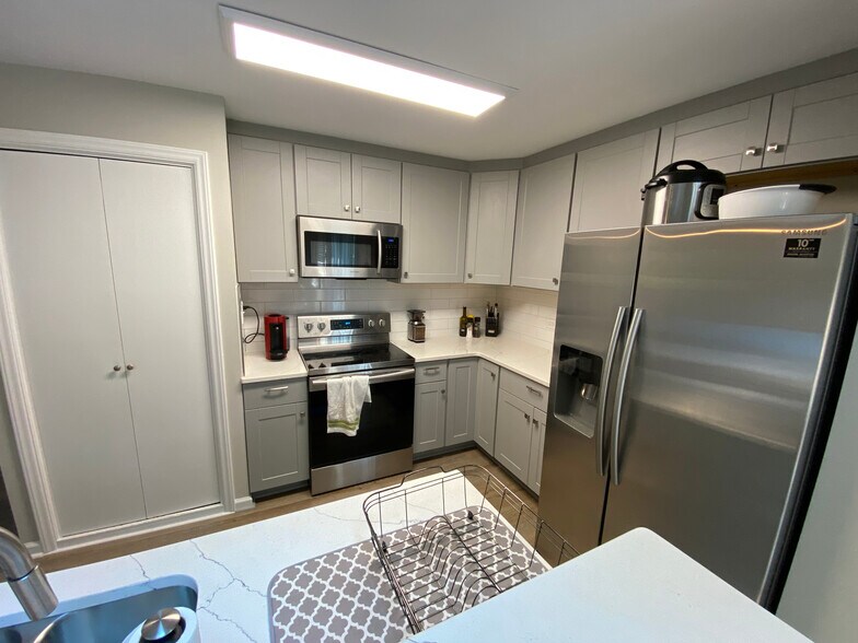 Building Photo - Room in Single Family Home on Old Farm Rd