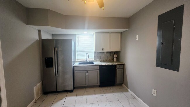 Building Photo - "Spacious 4-Bedroom Townhouse in Vibrant W...