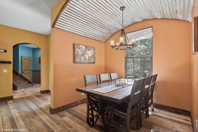 Building Photo - Charming 4 bedroom Home in Whitefish on 3 ...