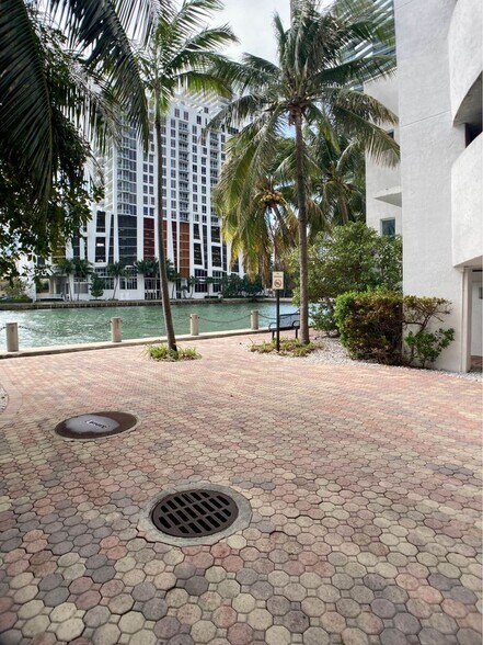 Building Photo - 500 NE 29th St