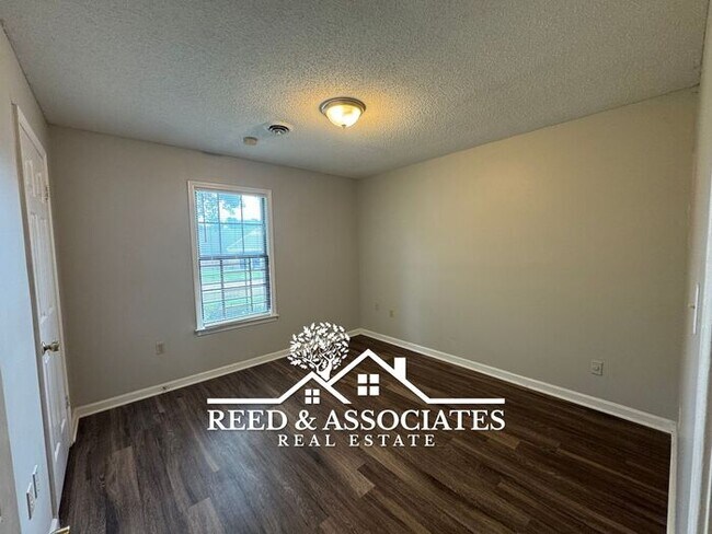 Building Photo - 3 Bedroom in Hickory Ridge - South Riverdale