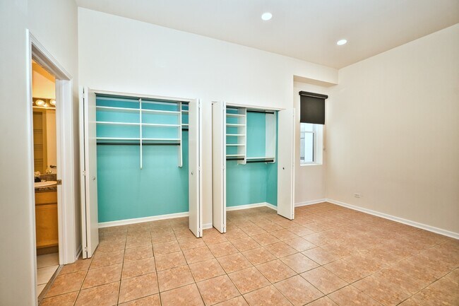 Building Photo - 2317 W Wolfram St