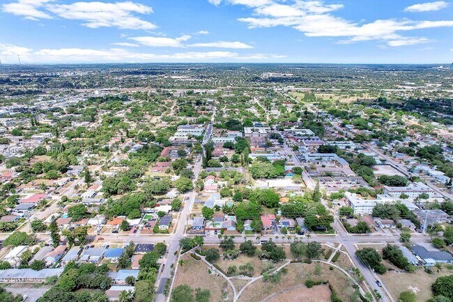 Building Photo - 2415 Pierce St