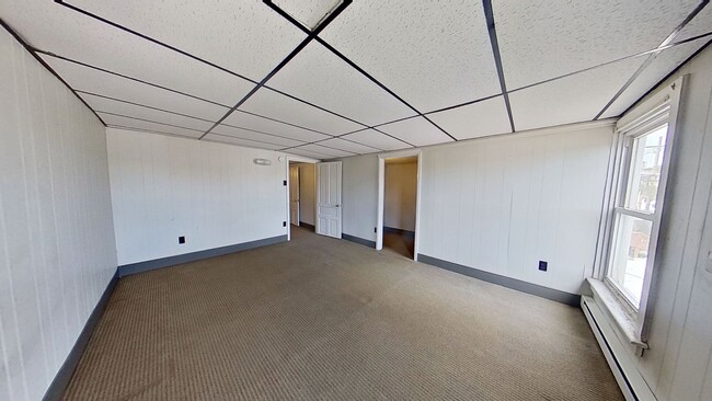 Building Photo - Spacious 2nd Floor Apartment