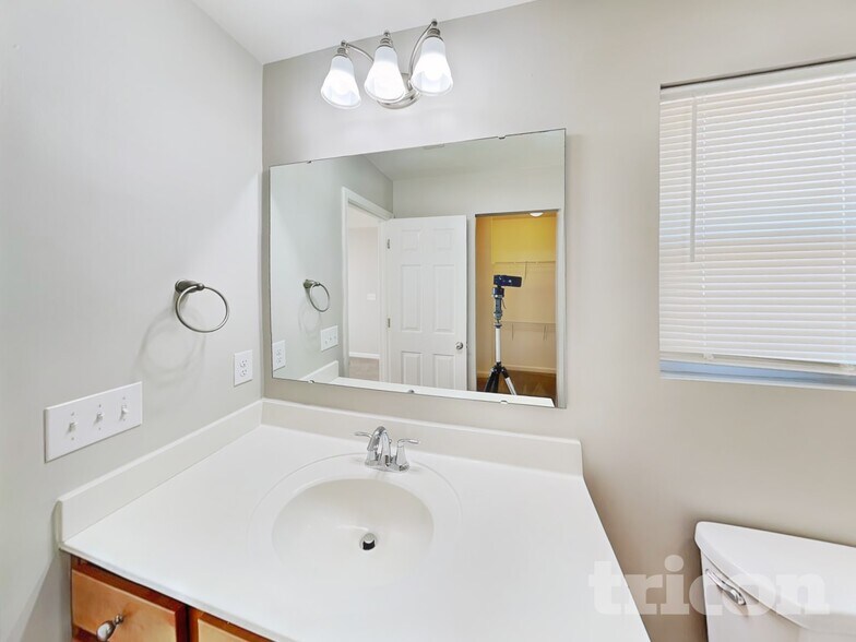 Building Photo - 2491 Marthas Ridge Dr