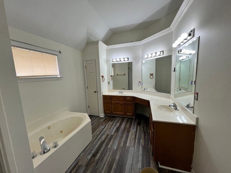 Building Photo - 10093 Fox Chase Dr