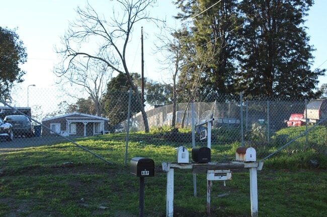 Building Photo - 1 Bedroom, 1 Bathroom House in Antioch with Washer/Dryer Hookup