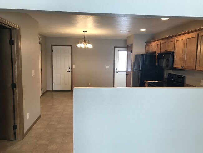 Building Photo - 2 Bed/1.5 Bath Townhome For Rent!