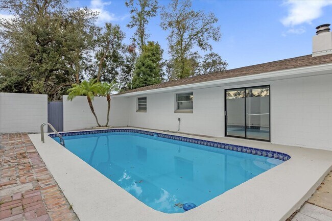 Building Photo - FOR RENT!! SIMPLY STUNNING 4 BED 2 BATH PO...