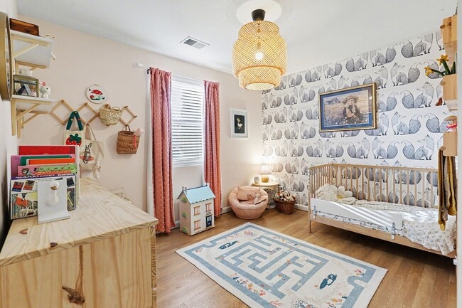 Building Photo - Now available—this beautifully renovated 3-bedroom, 1-bath home