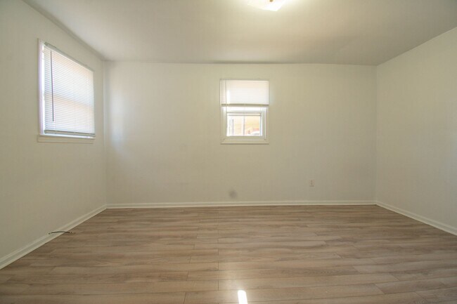 Building Photo - 1 Bedroom 1 Bathroom - No Pets