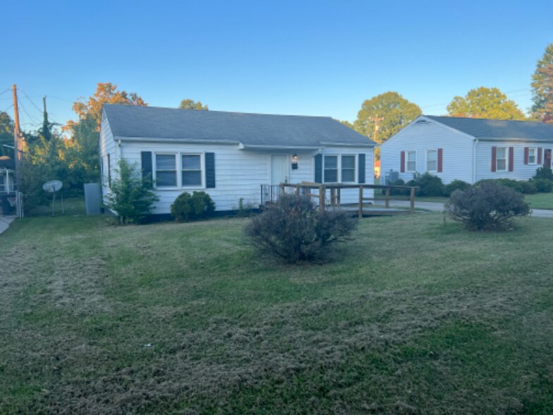 Building Photo - 2132 Martin St
