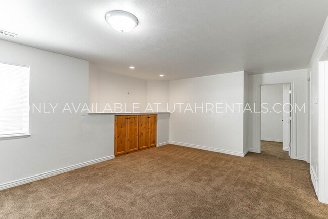Building Photo - 692 E 180 N