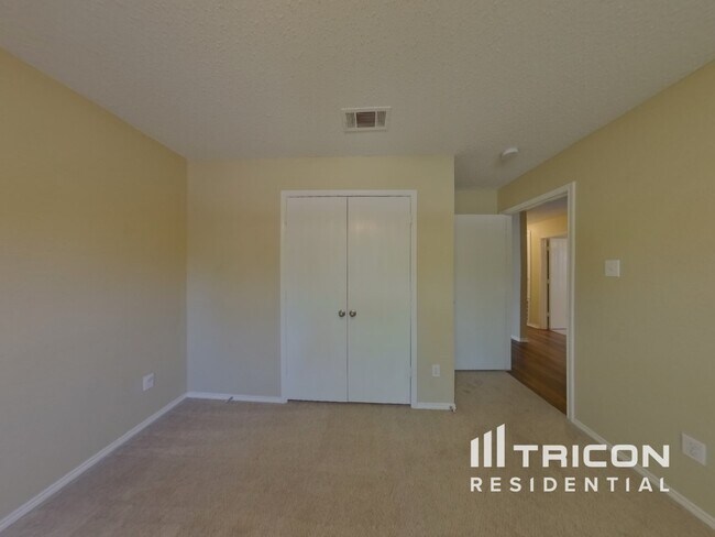 Building Photo - 537 Linacre Dr