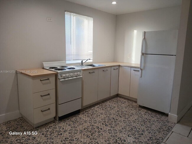 Building Photo - 1700 NW 22nd Ct