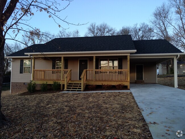Building Photo - 641 Gale Dr NE