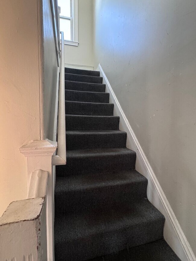 Building Photo - NO BROKER FEE!!  5 BED/2 BATH IN LOWER ALLSTON WITH DISHWASHER!